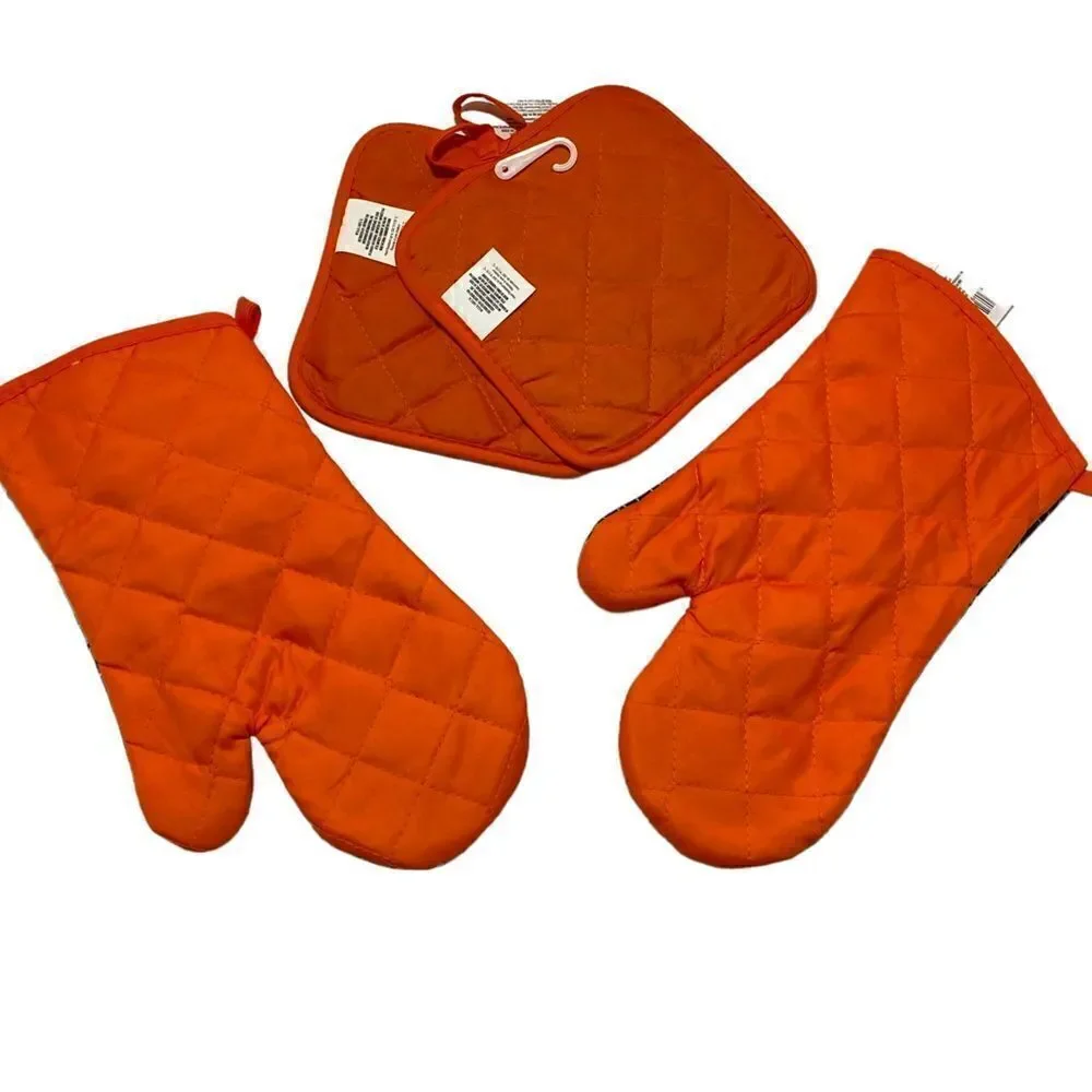 NWT 4 Piece Halloween Kitchen Set Spider Web Pot Holders Oven Mitts